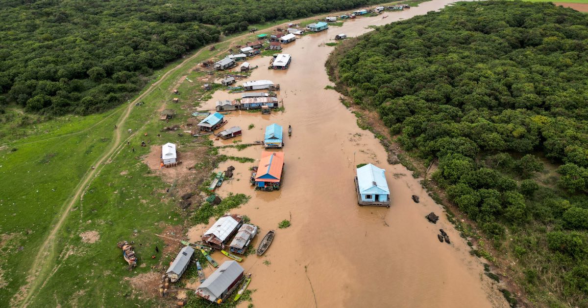 Poor Floating 'Floating toilets' help Cambodia's lake-dwelling poor • PhilSTAR Life