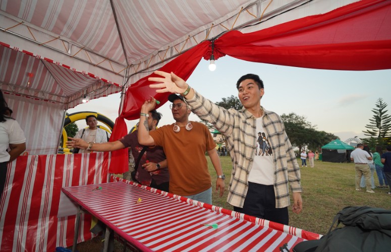 Enjoy classic carnival games at the Northern Floats Festival and win a prize or two!