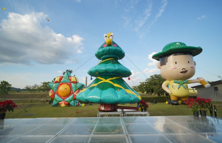 Alviera characters come to life in these giant colorful floats.