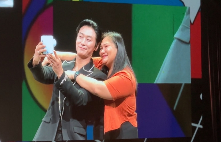 Best in fan service. Every fan who went on stage got a photo—and a hug—from Ju Ji Hoon himself.