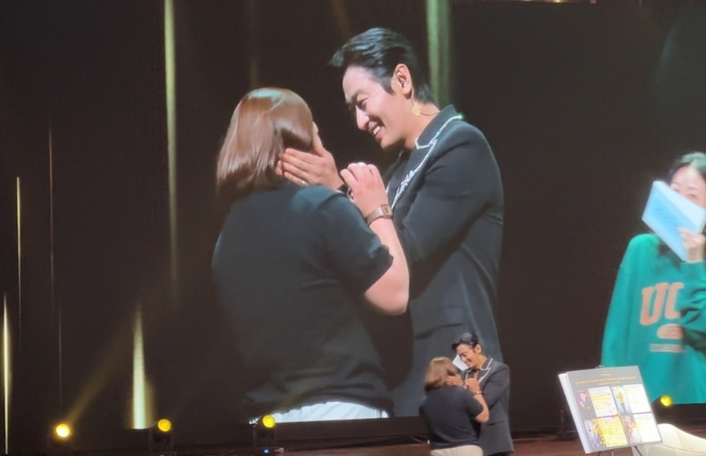 Literal K-drama moment. One lucky fan got to stare into Ju Ji Hoon’s eyes.