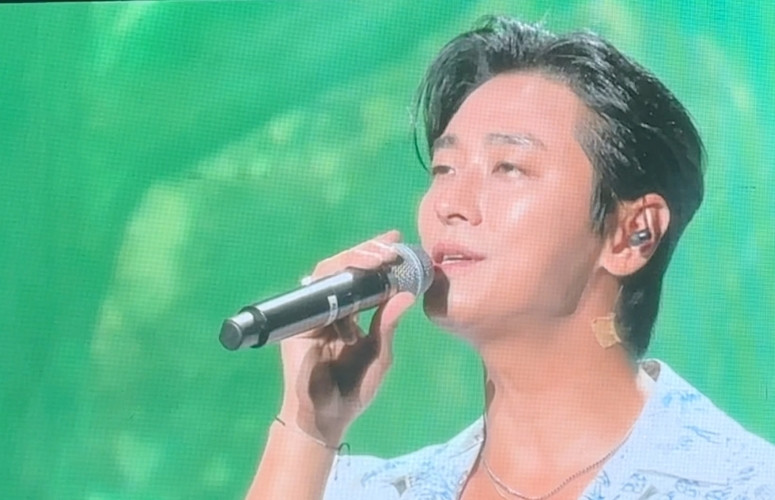 Ju Ji Hoon wowed fans with a live performance of You’re So Beautiful.