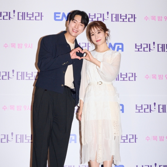 Yoo In-na and Yoon Hyun-min during the press conference for 'True to Love'