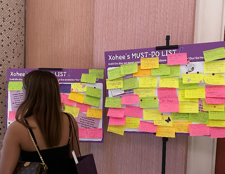 Fans left post-it notes for Han So Hee to read before the event started.