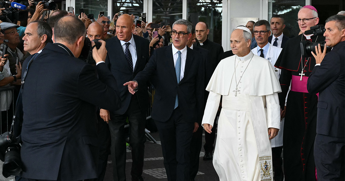 Lächelnder Papst kehrt nach Krebsoperation in den Vatikan zurück
