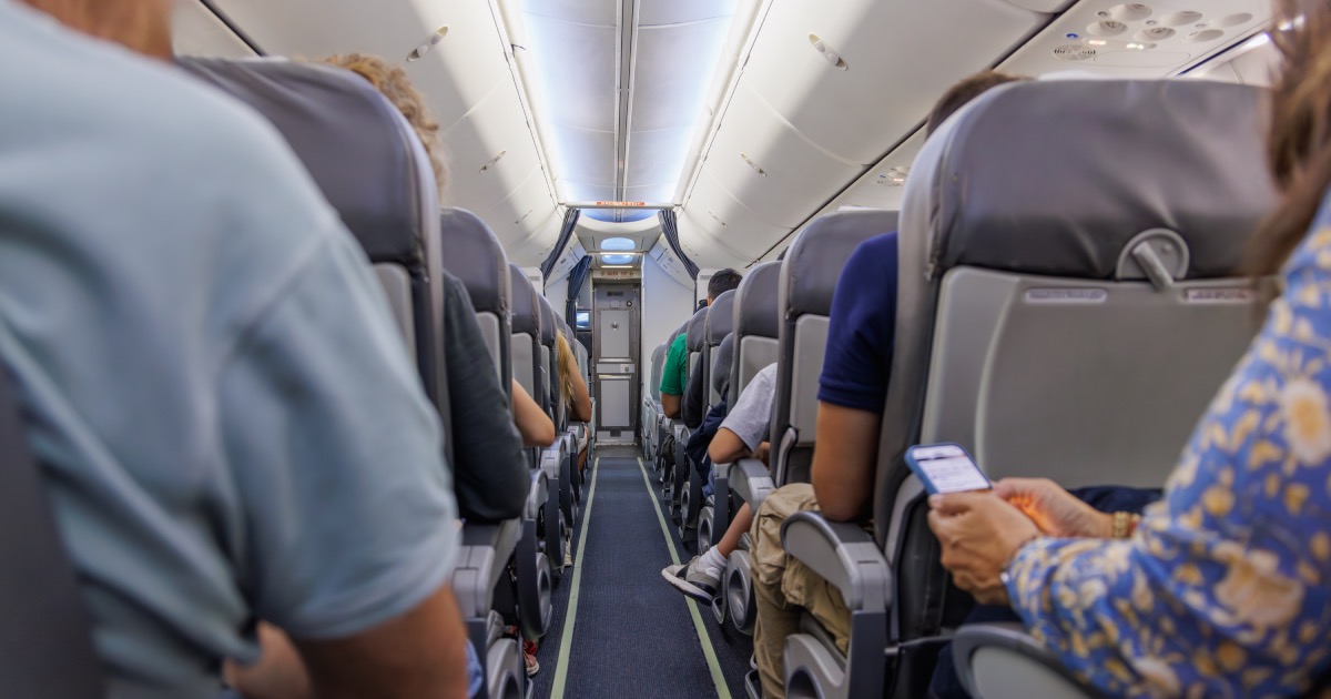 Passagier nach Ausraster während des Fluges mit Klebeband an Flugzeugsitz ...