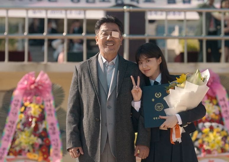 Ryu Seung-ryong and Go Yoon Jung play father-daughter duo in Moving