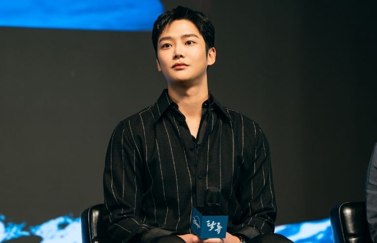 Rowoon transforms as the bandit Jang Si-yul in The Murky Stream